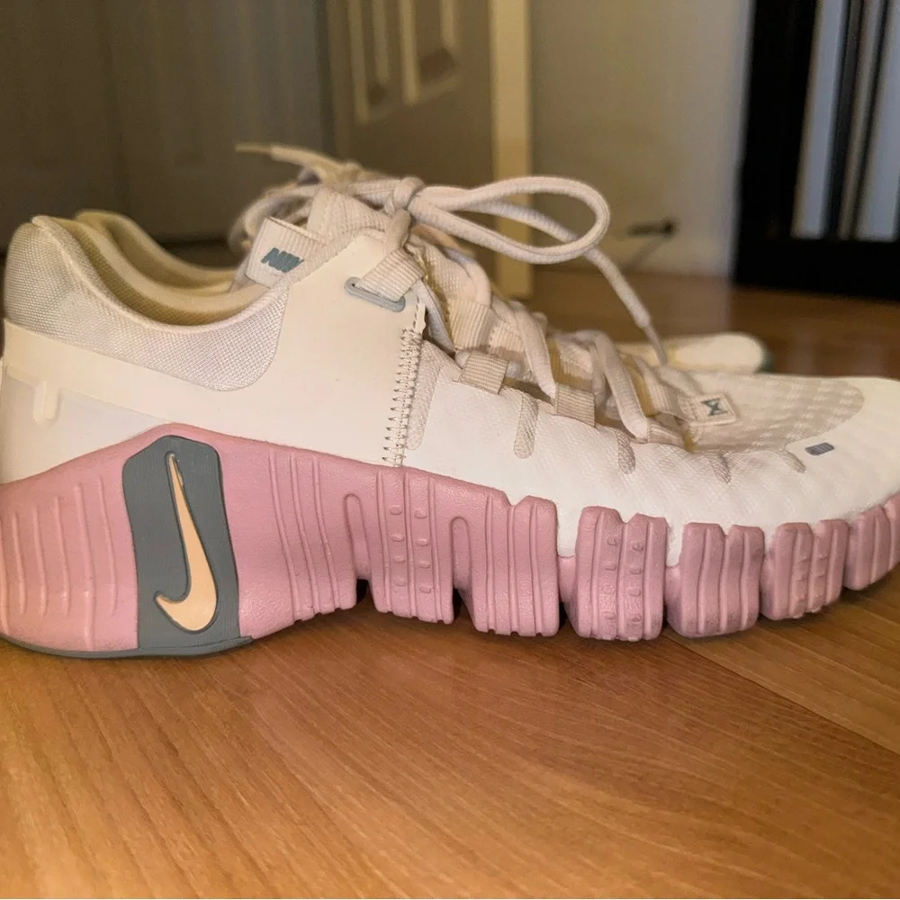 Nike Women's Free Metcon 5 Training Shoes -  Ivory/Peach Gold - Picture 4 of 6